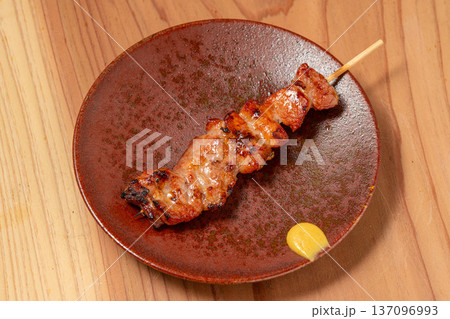 豚串 炭火で香ばしく焼き上げた居酒屋定番料理 豚串 炭火で香ばしく焼き上げた居酒屋定番料理 137096993