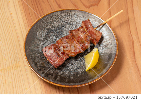 豚串 炭火で香ばしく焼き上げた居酒屋定番料理 豚串 炭火で香ばしく焼き上げた居酒屋定番料理 137097021