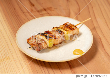 豚串 炭火で香ばしく焼き上げた居酒屋定番料理 豚串 炭火で香ばしく焼き上げた居酒屋定番料理 137097037