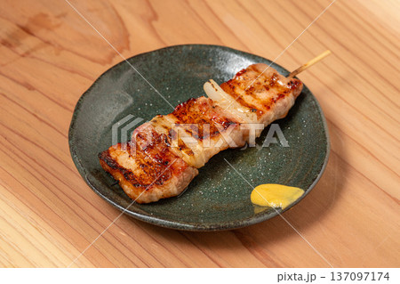 豚串 炭火で香ばしく焼き上げた居酒屋定番料理 豚串 炭火で香ばしく焼き上げた居酒屋定番料理 137097174