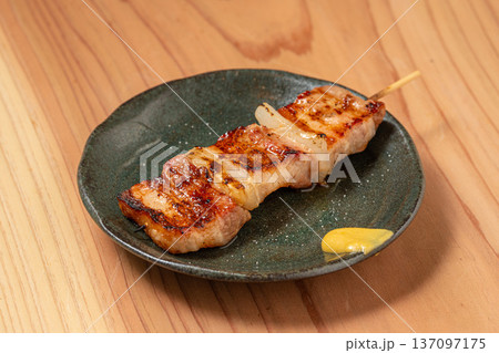 豚串 炭火で香ばしく焼き上げた居酒屋定番料理 豚串 炭火で香ばしく焼き上げた居酒屋定番料理 137097175