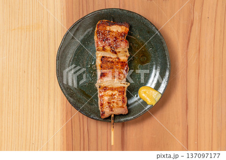 豚串 炭火で香ばしく焼き上げた居酒屋定番料理 豚串 炭火で香ばしく焼き上げた居酒屋定番料理 137097177