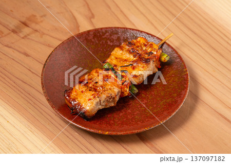 豚串 炭火で香ばしく焼き上げた居酒屋定番料理 豚串 炭火で香ばしく焼き上げた居酒屋定番料理 137097182