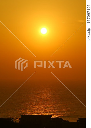 海に沈む黄金色の大きな夕日と輝く海面 海に沈む黄金色の大きな夕日と輝く海面 137097193