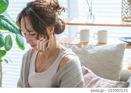 アクセサリー,ピアス,イヤリングをつける女性の横顔 137097215