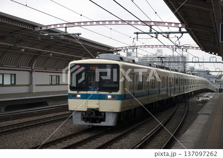小田急線梅ヶ丘駅を通過する電車 137097262