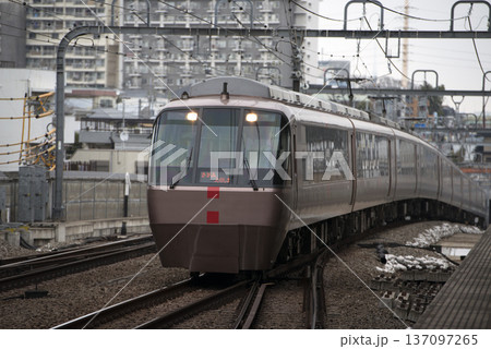 小田急線梅ヶ丘駅を通過するロマンスカー 137097265