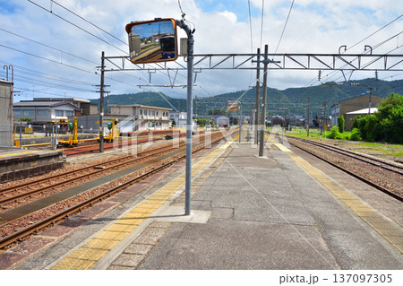 富山　あいの風とやま鉄道の泊駅 137097305