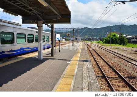 富山　あいの風とやま鉄道の泊駅に停車中のET122系気動車 137097308