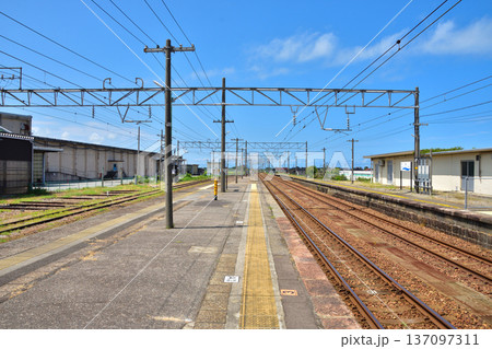 富山　あいの風とやま鉄道の泊駅 137097311