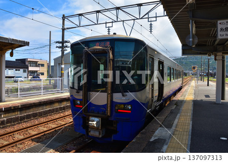 富山　あいの風とやま鉄道の泊駅に停車中のET122系気動車 137097313