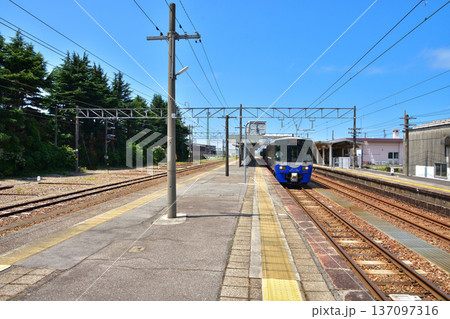 富山　あいの風とやま鉄道の泊駅に停車中のET122系気動車 137097316