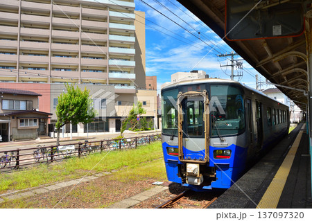 新潟 JR信越本線直江津駅に停車中のET122系気動車 新潟 JR信越本線直江津駅に停車中のET122系気動車 137097320