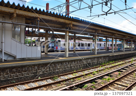 新潟 JR信越本線直江津駅に停車中のHK100系電車 新潟 JR信越本線直江津駅に停車中のHK100系電車 137097321