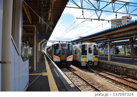 新潟　JR信越本線直江津駅に退社中のE129系電車とHK100系電車 137097324