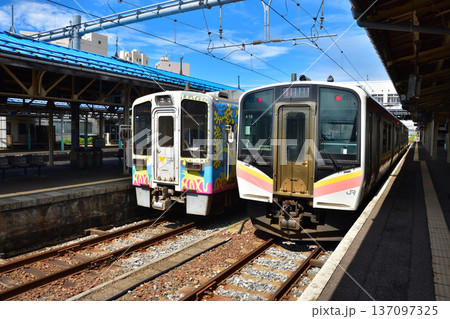 新潟 JR信越本線直江津駅に退社中のE129系電車とHK100系電車 新潟 JR信越本線直江津駅に退社中のE129系電車とHK100系電車 137097325