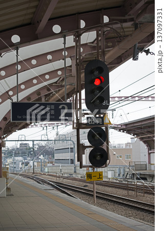 駅に設置してある信号機 137097331