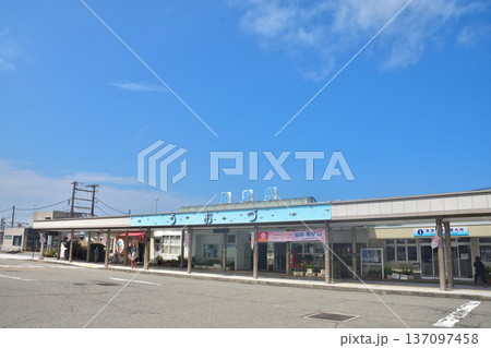 富山　あいの風とやま鉄道の魚津駅 137097458