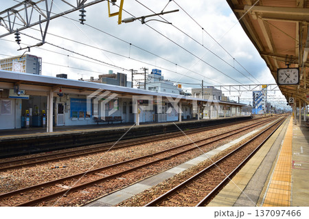 富山 あいの風とやま鉄道の魚津駅 富山 あいの風とやま鉄道の魚津駅 137097466