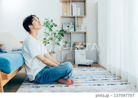 リビングでくつろぐ若い男性 リビングでくつろぐ若い男性 137097707