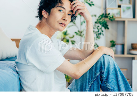 リビングでくつろぐ若い男性 リビングでくつろぐ若い男性 137097709