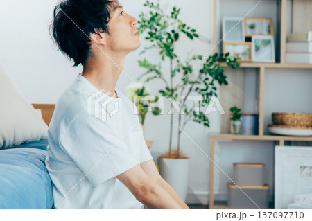 リビングでくつろぐ若い男性 137097710