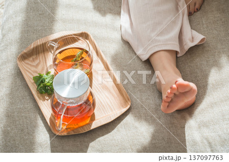 ティータイムに紅茶を飲む女性(温活,血行促進) 137097763
