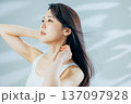 美しい女性のビューティーイメージ　髪 137097928