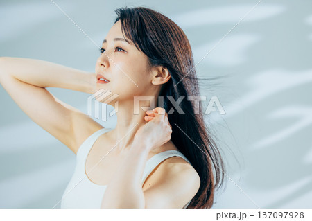 美しい女性のビューティーイメージ　髪 137097928