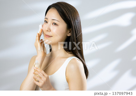 美しい女性のビューティーイメージ 美しい女性のビューティーイメージ 137097943