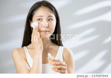 美しい女性のビューティーイメージ 137097944