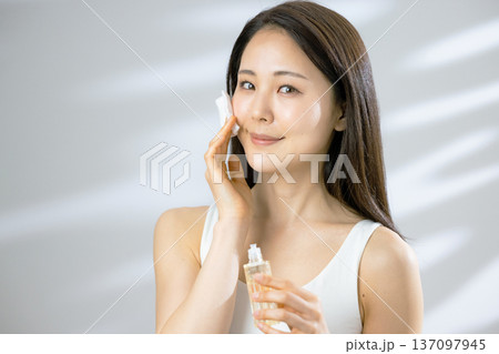 美しい女性のビューティーイメージ 137097945