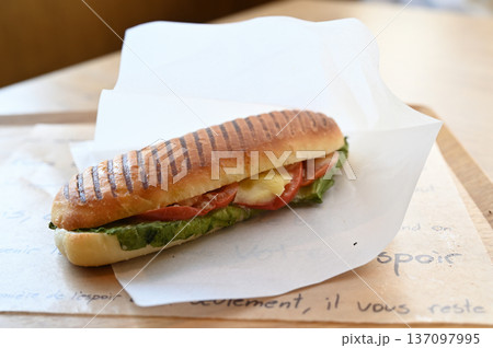 ベーカリー　できたてのパン 137097995