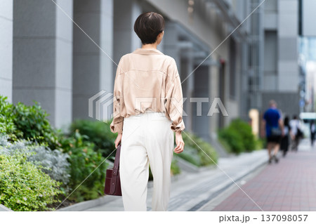 ビル街を散策する女性 137098057