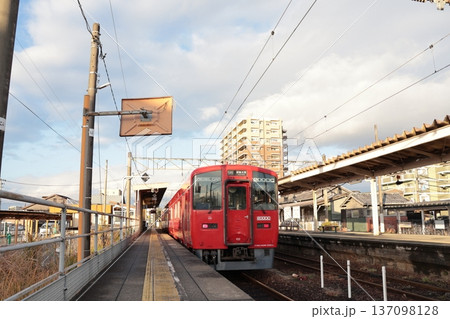 肥後大津駅（阿蘇くまもと空港駅）のホームに停車するJR豊肥本線の列車 137098128