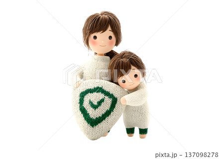 子どもの安全を盾で守る母。子供は母にすがりつきます。 子どもの安全を盾で守る母。子供は母にすがりつきます。 137098278