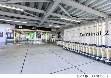 常滑市、中部国際空港第2ターミナルのエントランス 常滑市、中部国際空港第2ターミナルのエントランス 137098594