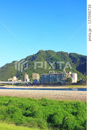 岐阜県岐阜市、長良川温泉と金華山の風景 岐阜県岐阜市、長良川温泉と金華山の風景 137098716