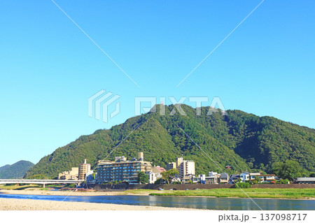 岐阜県岐阜市、長良川温泉と金華山の風景 137098717