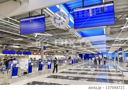 常滑市、中部国際空港第2ターミナルの出発ロビー 137098721