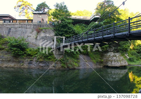 【福島県会津若松】塔のへつりの橋 137098728