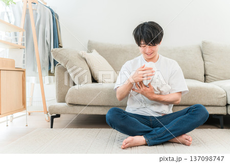 リビングで赤ちゃんを抱っこする若いアジア人男性 137098747
