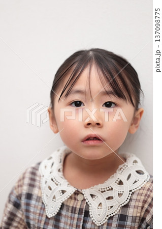 4歳の女の子 (白バック 無背景) 137098775