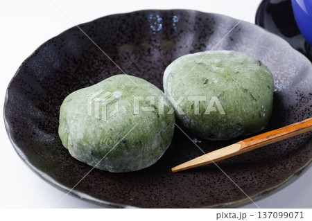 よもぎ餅　和菓子 137099071