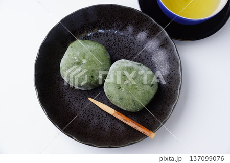 よもぎ餅　和菓子 137099076