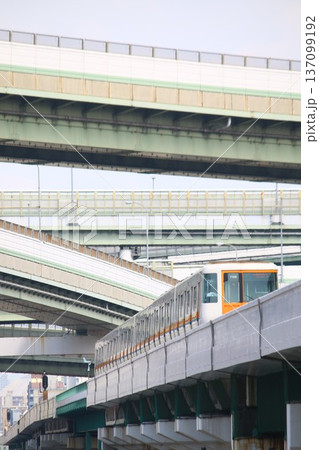 複雑に交差する高速道路の高架と走行する近鉄電車 複雑に交差する高速道路の高架と走行する近鉄電車 137099192