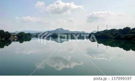 水面に映る風景 水面に映る風景 137099197