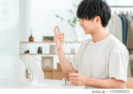 スキンケアで顔にスプレーをかける若いアジア人男性(メンズ美容,保湿,化粧水) スキンケアで顔にスプレーをかける若いアジア人男性(メンズ美容,保湿,化粧水) 137099202