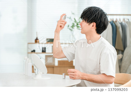 スキンケアで顔にスプレーをかける若いアジア人男性(メンズ美容,保湿,化粧水) スキンケアで顔にスプレーをかける若いアジア人男性(メンズ美容,保湿,化粧水) 137099203