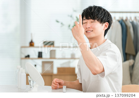 スキンケアで顔にスプレーをかける若いアジア人男性(メンズ美容,保湿,化粧水) スキンケアで顔にスプレーをかける若いアジア人男性(メンズ美容,保湿,化粧水) 137099204